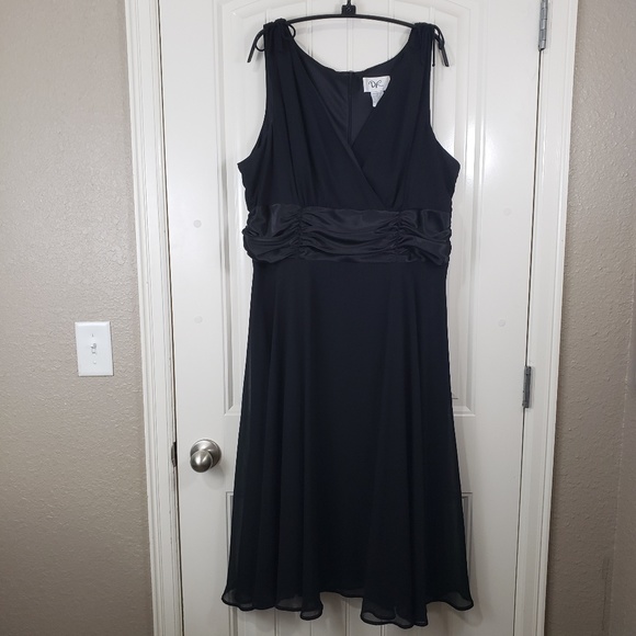 Elegant Black Midi Dress - Picture 1 of 8